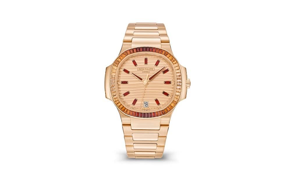 7118-1300R-001 is a new ladies' Replica Nautilus jewelry version presented by Replica Patek Philippe. This watch features a stunning combination of rose gold and spessartite gemstones, creating a distinct and luxurious appearance.