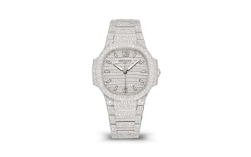 7118-1450G-001 is a Replica Nautilus Haute Joaillerie model presented by Replica Patek Philippe. This exceptional timepiece offers a new interpretation in white gold, and it is a stunning showcase of luxury and craftsmanship.