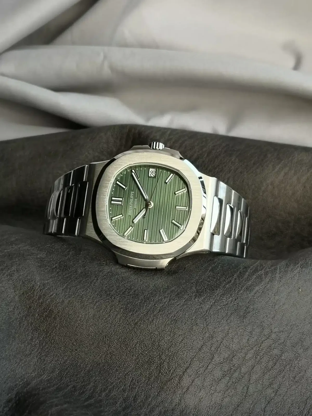 Nautilus 5711/1A </br> <span style="color: #a8927b; font-size: 90%;">40 mm, Stainless Steel Green Dial</span> - Image 3