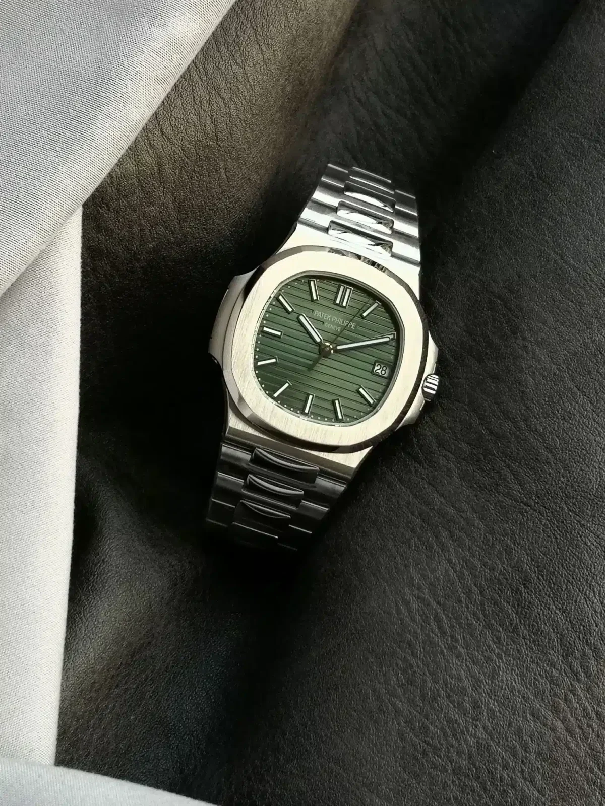 Nautilus 5711/1A </br> <span style="color: #a8927b; font-size: 90%;">40 mm, Stainless Steel Green Dial</span> - Image 4