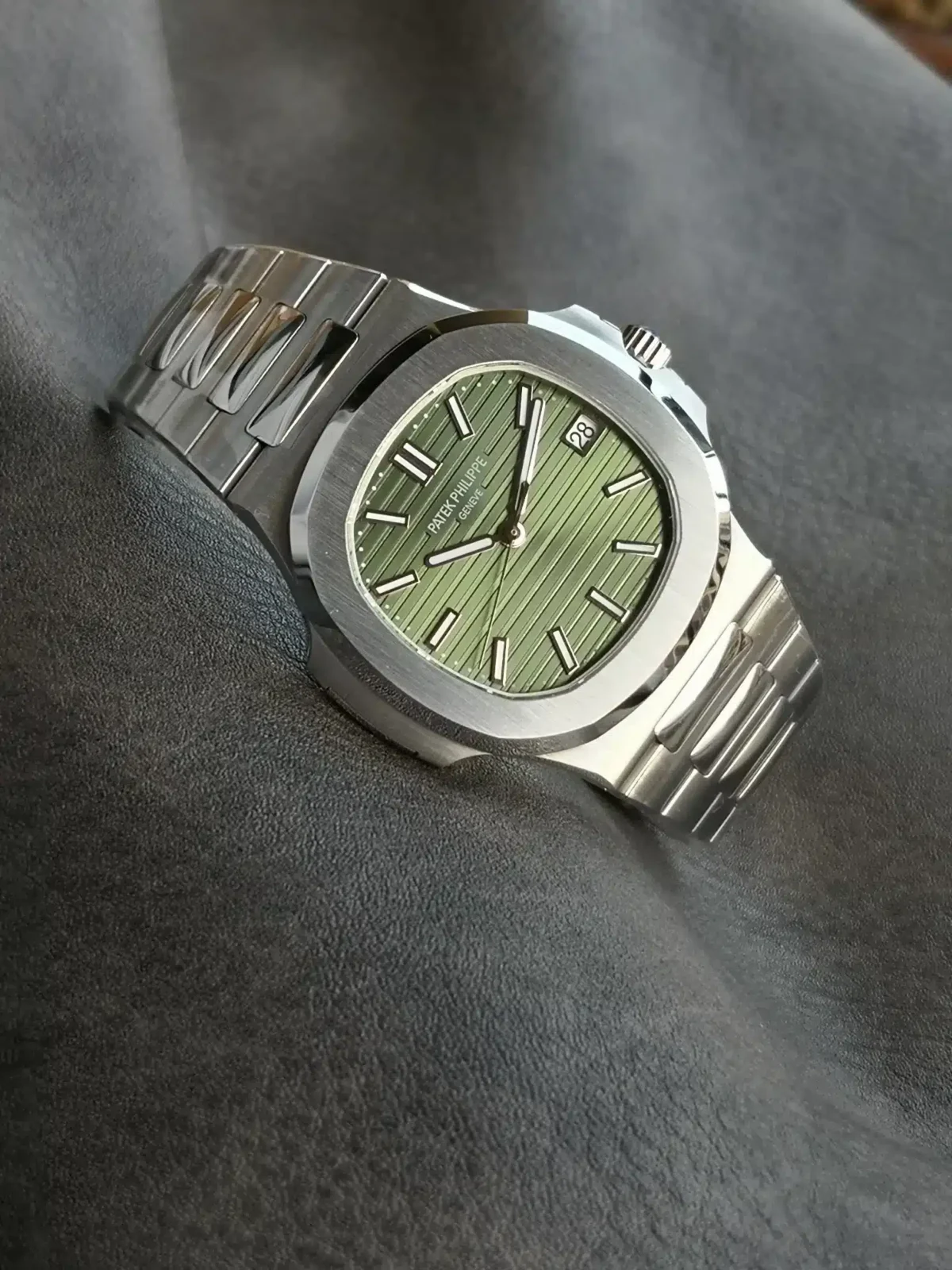 Nautilus 5711/1A </br> <span style="color: #a8927b; font-size: 90%;">40 mm, Stainless Steel Green Dial</span> - Image 5