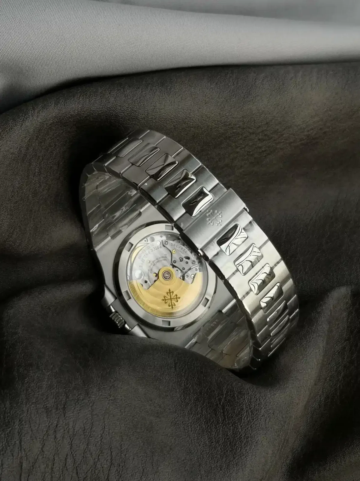 Nautilus 5711/1A </br> <span style="color: #a8927b; font-size: 90%;">40 mm, Stainless Steel Green Dial</span> - Image 6