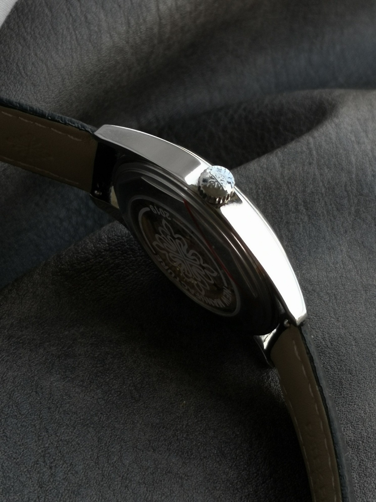 Calatrava 6007G-014 Patek Philippe DATE, SWEEP SECONDS.</br> <span style="color: #a8927b; font-size: 90%;">40 mm,Black strap, White Dial</span> - Image 8