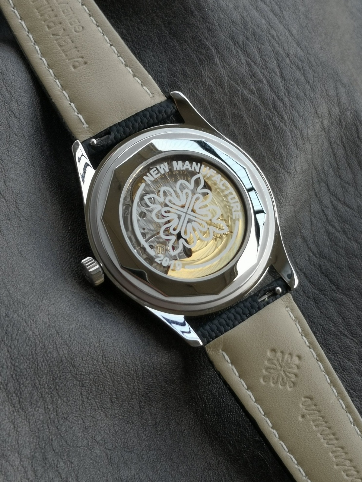Calatrava 6007G-014 Patek Philippe DATE, SWEEP SECONDS.</br> <span style="color: #a8927b; font-size: 90%;">40 mm,Black strap, White Dial</span> - Image 10