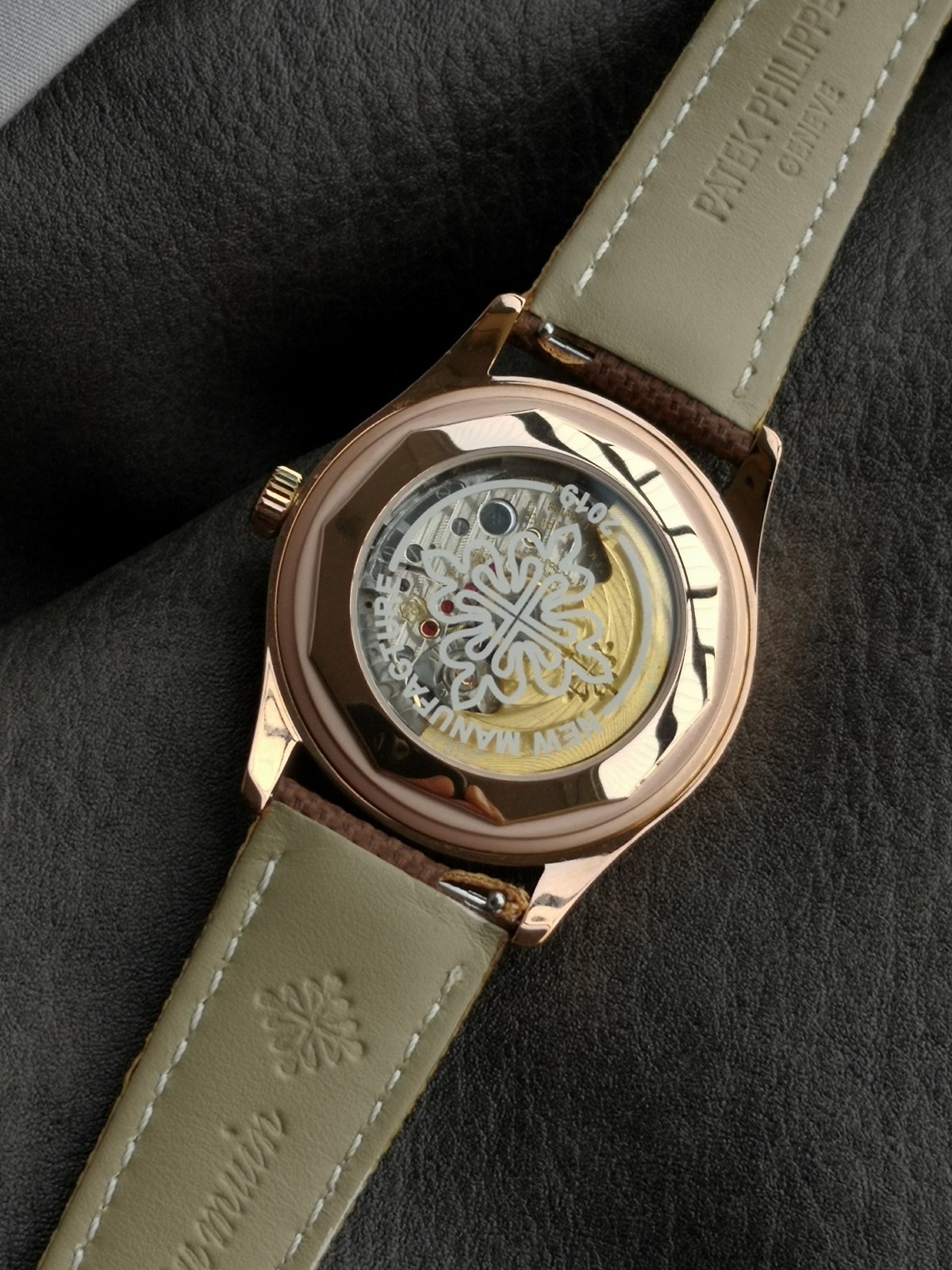Calatrava 6007G-011 Patek Philippe DATE, SWEEP SECONDS.</br> <span style="color: #a8927b; font-size: 90%;">40 mm,White Dial</span> - Image 9